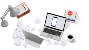 Een rommelig bureau met laptop, papieren, boeken en koffie.